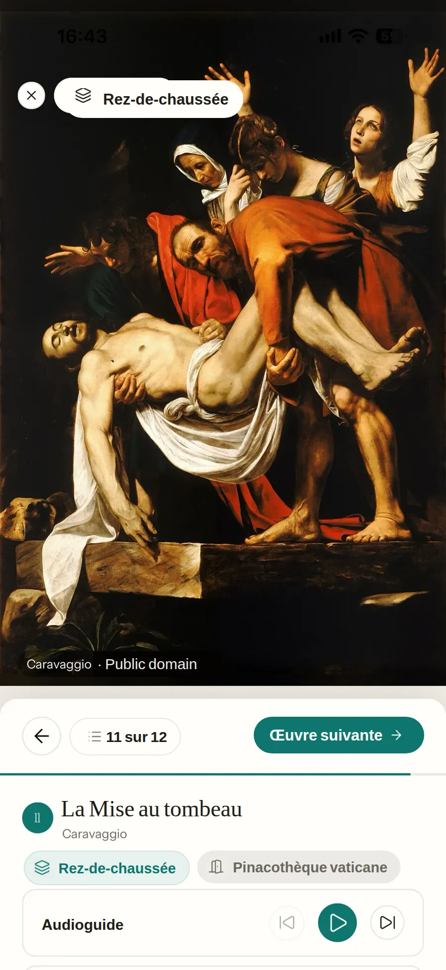 La Mise au tombeau dans la Pinacothèque vaticane : la photo du tableau
                    plein écran, avec son crédit — Caravage, domaine public — en bas ;
                    dessous, œuvre 11 sur 12, le bouton Œuvre suivante, le titre avec son
                    auteur, les pastilles Rez-de-chaussée et Pinacothèque vaticane et
                    l’audioguide.