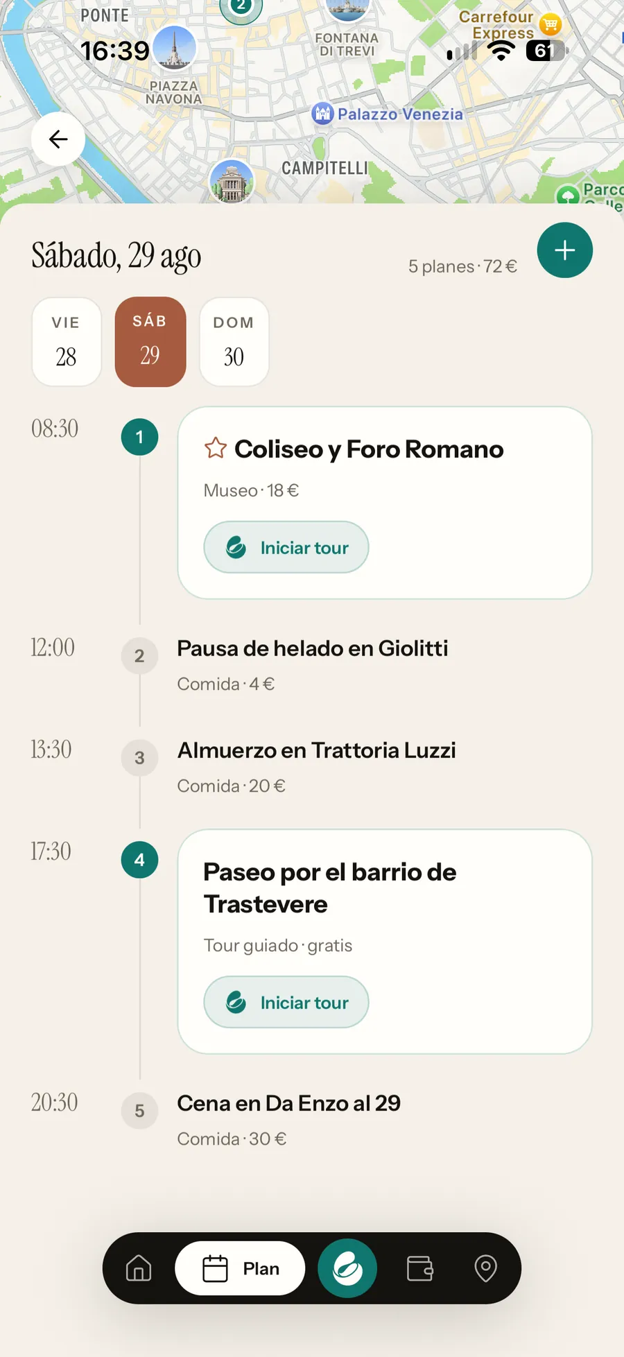 El plan de un día en Roma: el mapa arriba, «Sábado, 29 ago» con 5 planes
                    por 72 €, la tira de los tres días del viaje, y la jornada hora a hora
                    — el Coliseo y Foro Romano a las 8:30, un helado en Giolitti, el paseo
                    por Trastevere a las 17:30 — con un botón Iniciar tour en cada parada
                    que lleva guía y, abajo, la barra con el botón de NOMAD AI en el centro.