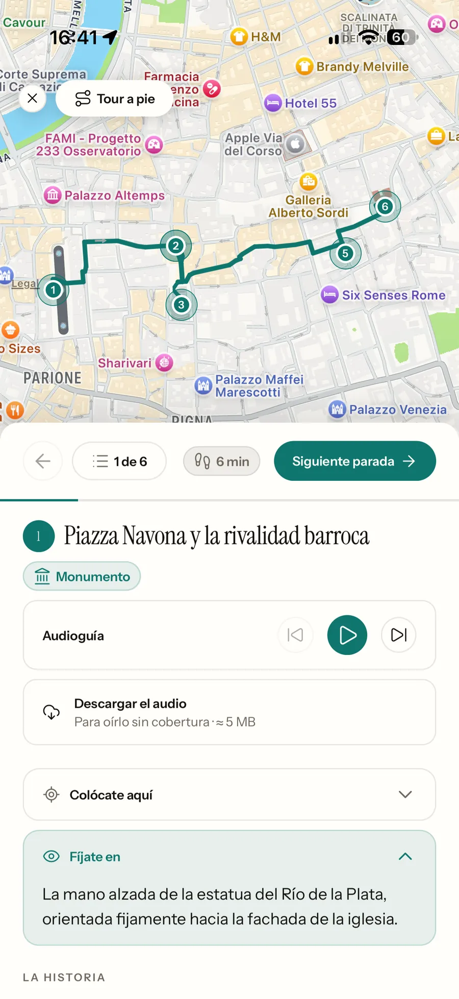Un tour a pie por Roma: el mapa con la ruta dibujada y las seis paradas
                    numeradas, la parada 1 de 6 a 6 minutos de la siguiente, «Piazza Navona
                    y la rivalidad barroca» con su audioguía descargable para oírla sin
                    cobertura, el «Colócate aquí» y el apunte «Fíjate en» abierto sobre la
                    mano alzada de la estatua del Río de la Plata.